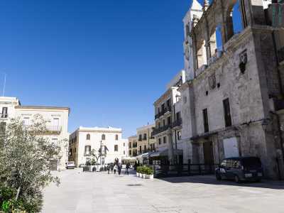 A dominare la piazza � il magnifico Palazzo del Sedile dal XV al XIX secolo sede del governo cittadino. L�edificio � oggi chiuso al pubblico essendo per la gran parte di propriet� privata e si presenta con vari rimaneggiamenti dovuti al devastante incendio che lo colp� nel 1602. Sul campanile fa bella mostra di s� uno dei sette orologi da torre della citt�